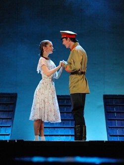А ЗОРИ ЗДЕСЬ ТИХИЕ... Новосибирский музыкальный театр А ЗОРИ ЗДЕСЬ ТИХИЕ... Новосибирский музыкальный театр