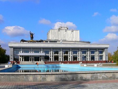 За двумя зайцами. Алтайский краевой театр драмы имени В.М. Шукшина За двумя зайцами. Алтайский краевой театр драмы имени В.М. Шукшина