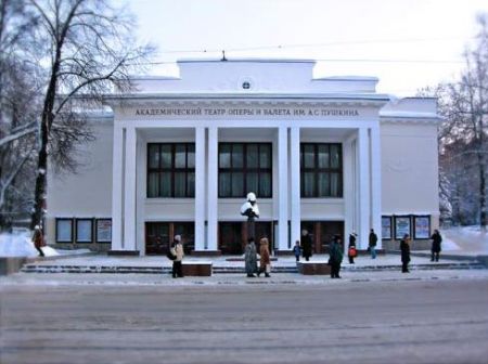 Красавец мужчина. Нижегородский театр оперы и балета Красавец мужчина. Нижегородский театр оперы и балета