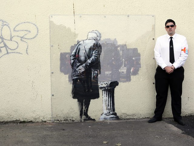 В британском городе Клактон-он-Си стерли граффити Бэнкси, сочтя его "расистским"