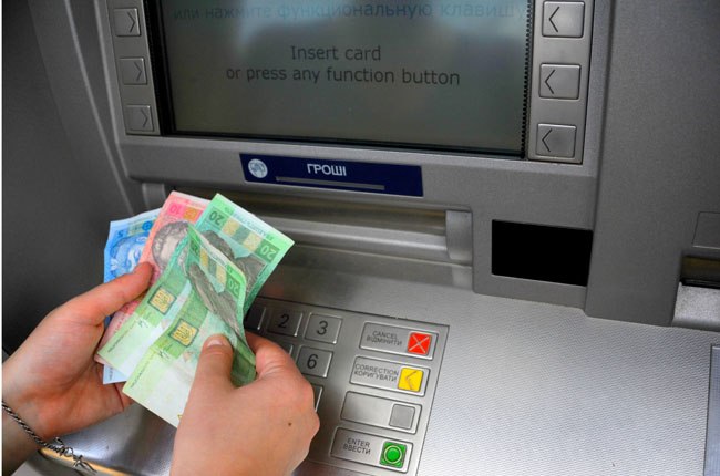 Банкоматы Приватбанка дают не больше 1000 грн в день