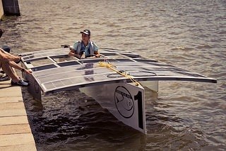 Инновационная лодка на солнечных батареях одержала победу в Солнечной регате