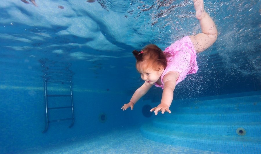 Как научить плавать и нырять малыша
