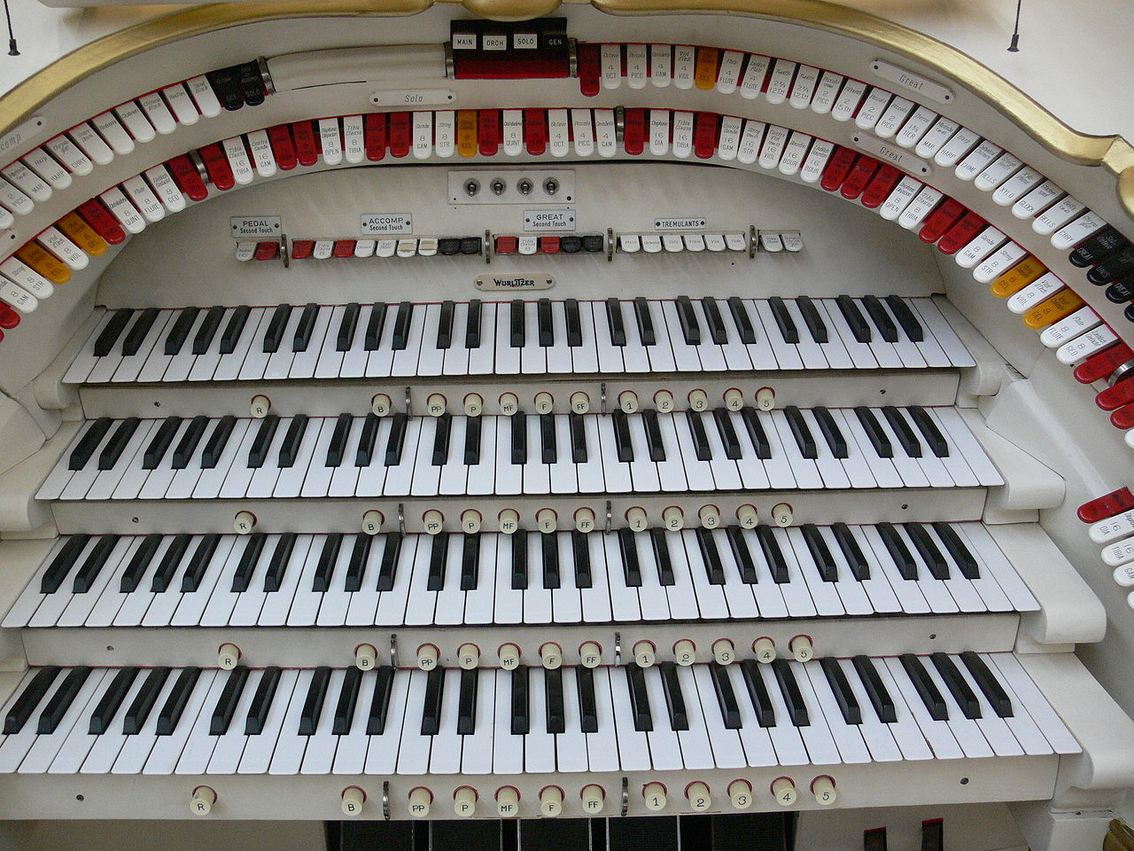 Театральный орган Вурлитцер – самый крупный орган во всей Европе