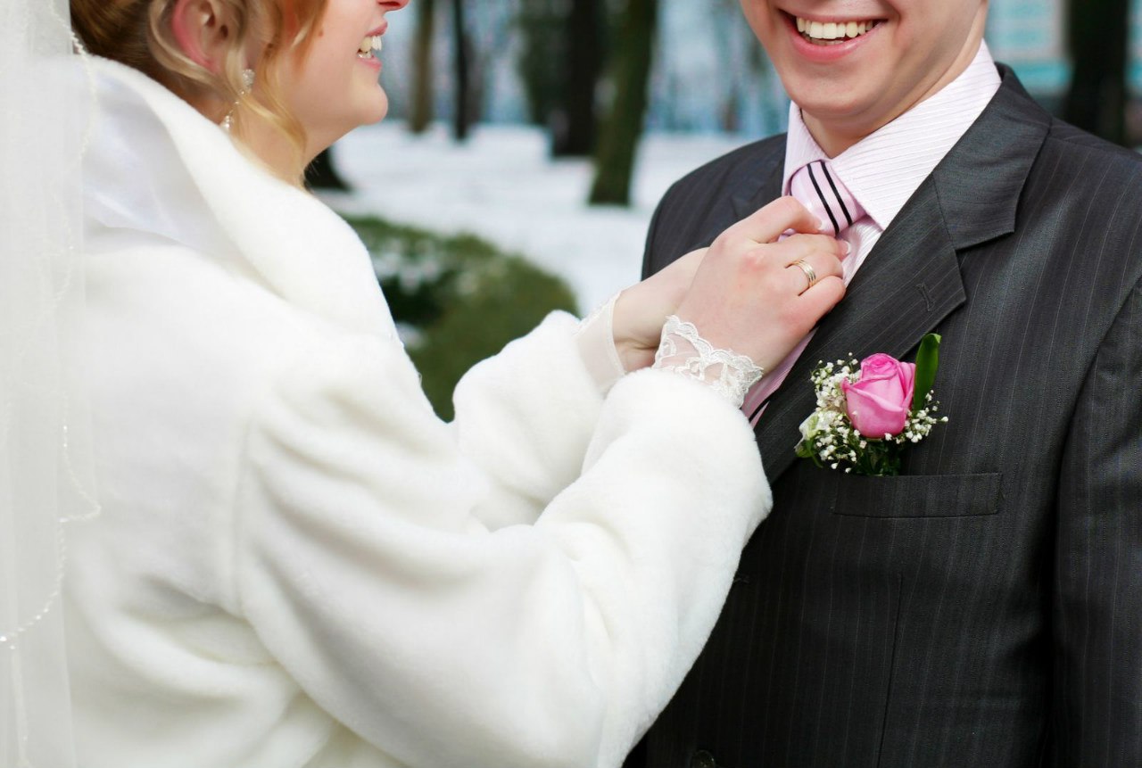 Свадебное платье и жених фото зима.