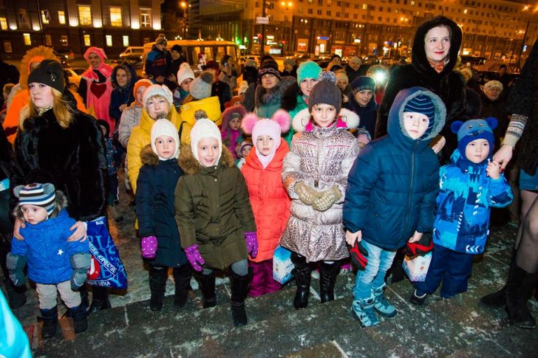 Возле Челябинского Молодёжного театра зажглись огоньки на новогодней ёлочке