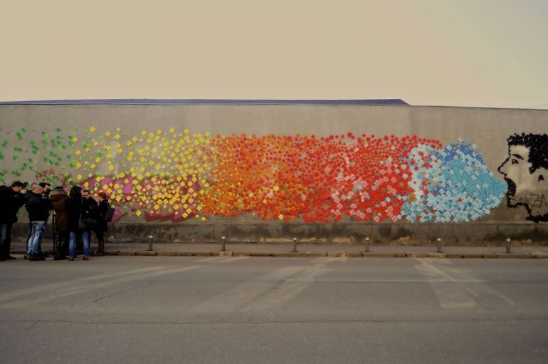 15 тысяч оригами на стене. Акция против насилия