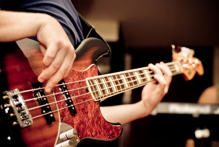 Обучение игре на гитаре в музыкальной студии