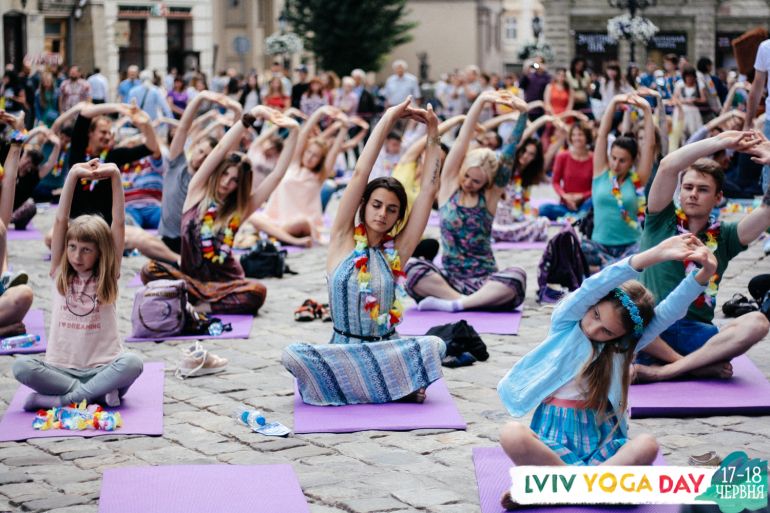 ​Дощ не завадив відбутись святу йоги «Lviv Yoga Day»