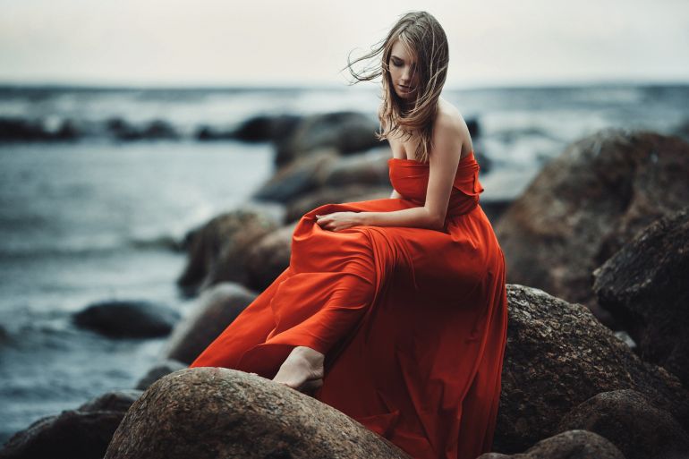 Девушка в длинном красном платье