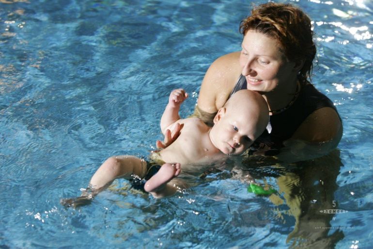 Плавание в бассейне с младенцем