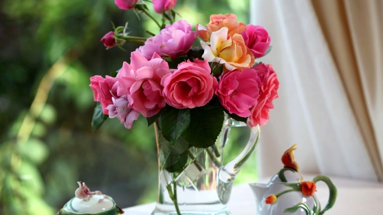 букет из роз в вазе