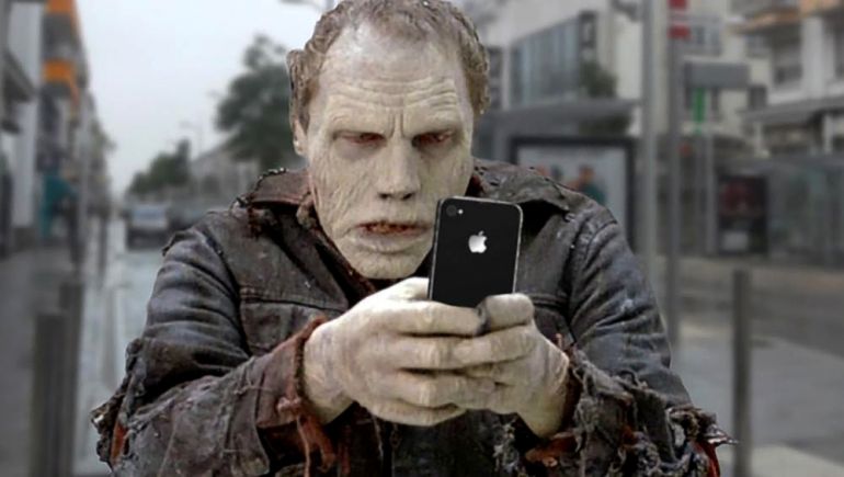 Зомби смотрит в телефон