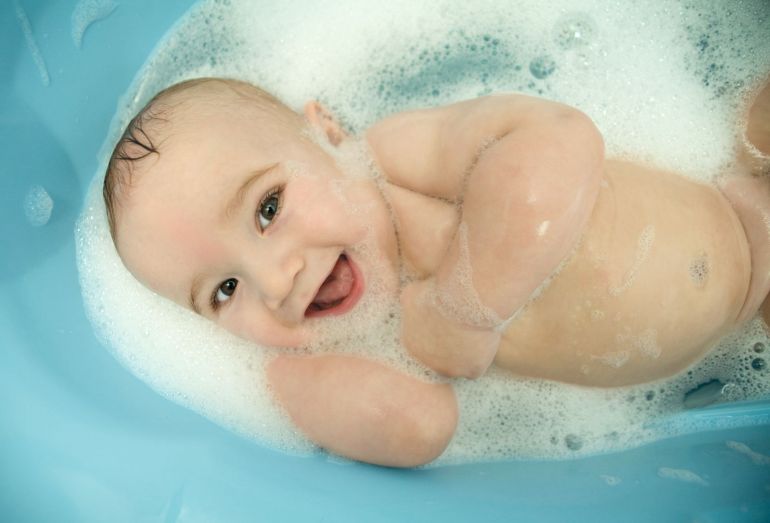 Какую купить детскую ванночку и как правильно купать ребенка?