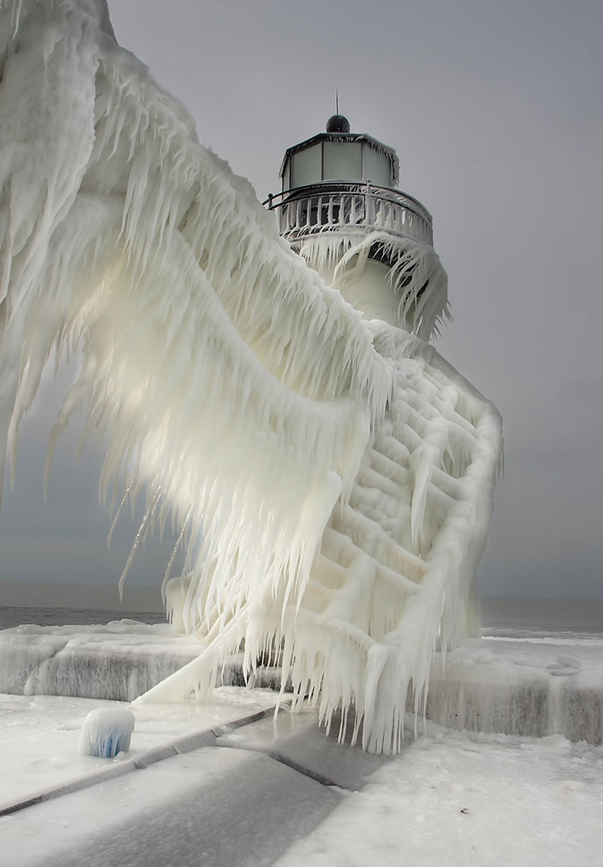 Замерзший маяк на озере Мичиган