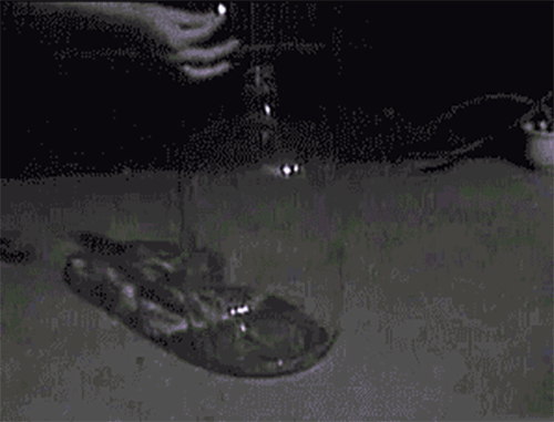 Легковоспламеняющаяся жидкость в стеклянной бутылке