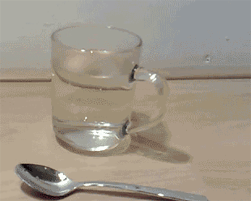 Ложка из галлия в стакане горячей воды