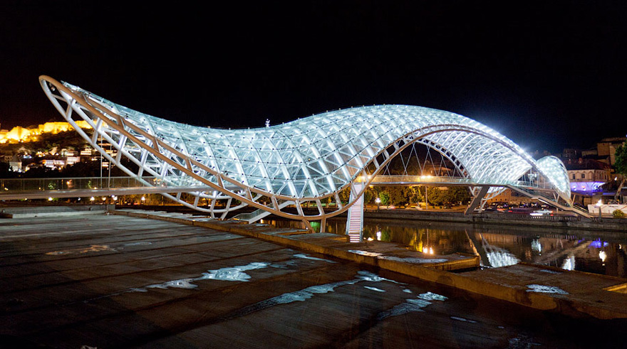 Стеклянный мост в Тбилиси, Грузия