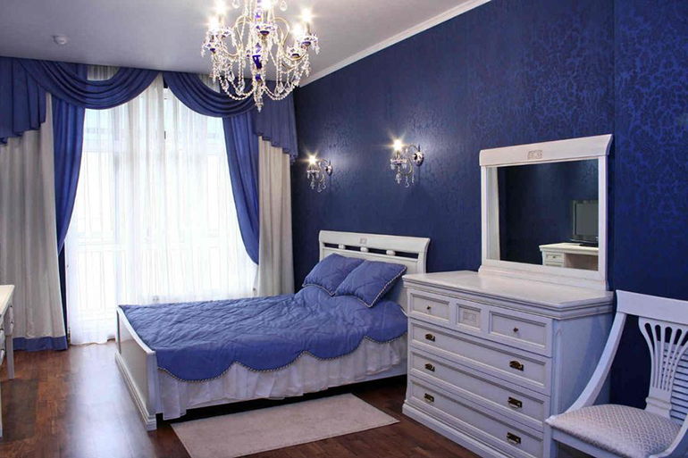синие обои в спальне